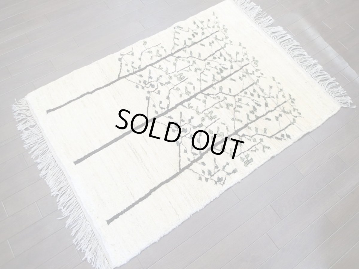 画像4: 新品 ペルシャ ギャッベ 1.2m アクセント サイズ 124 x 90 cm f173 ハンドメイド ギャベ 手織り トライバル ラグ 天然 ウール 敷物 マット カーペット クリーム 白 シンプル 木 (4)