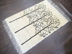 画像4: 新品 ペルシャ ギャッベ 1.2m アクセント サイズ 124 x 90 cm f173 ハンドメイド ギャベ 手織り トライバル ラグ 天然 ウール 敷物 マット カーペット クリーム 白 シンプル 木 (4)