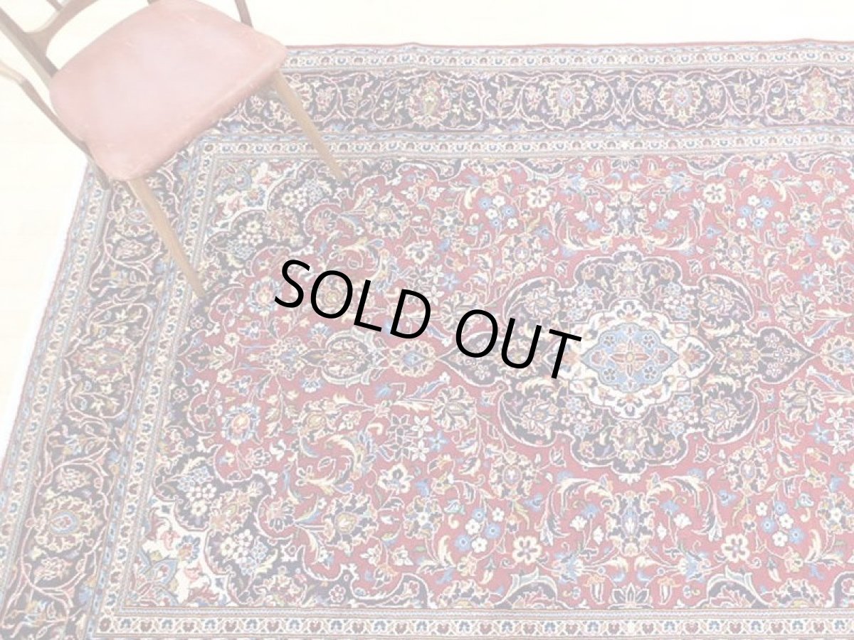 画像2: オールド ペルシャ 絨毯 カシャーン 2.9m リビング ダイニング 大判 サイズ 284 x 210 cm 42 手織り トライバル ラグ 天然 ウール 敷物 マット カーペット 赤 紺 メダリオン 草木 花 柄 ヴィンテージ (2)