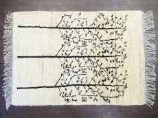 画像2: 新品 ペルシャ ギャッベ 1.2m アクセント サイズ 124 x 90 cm f173 ハンドメイド ギャベ 手織り トライバル ラグ 天然 ウール 敷物 マット カーペット クリーム 白 シンプル 木 (2)