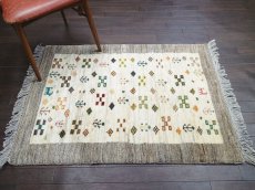 画像3: 新品 ペルシャ ギャッベ 1.2m アクセント サイズ 120 x 88 cm n211 ハンドメイド ギャベ 手織り トライバル ラグ 天然 ウール 敷物 マット カーペット クリーム 生成り マルチカラー 木 動物 (3)