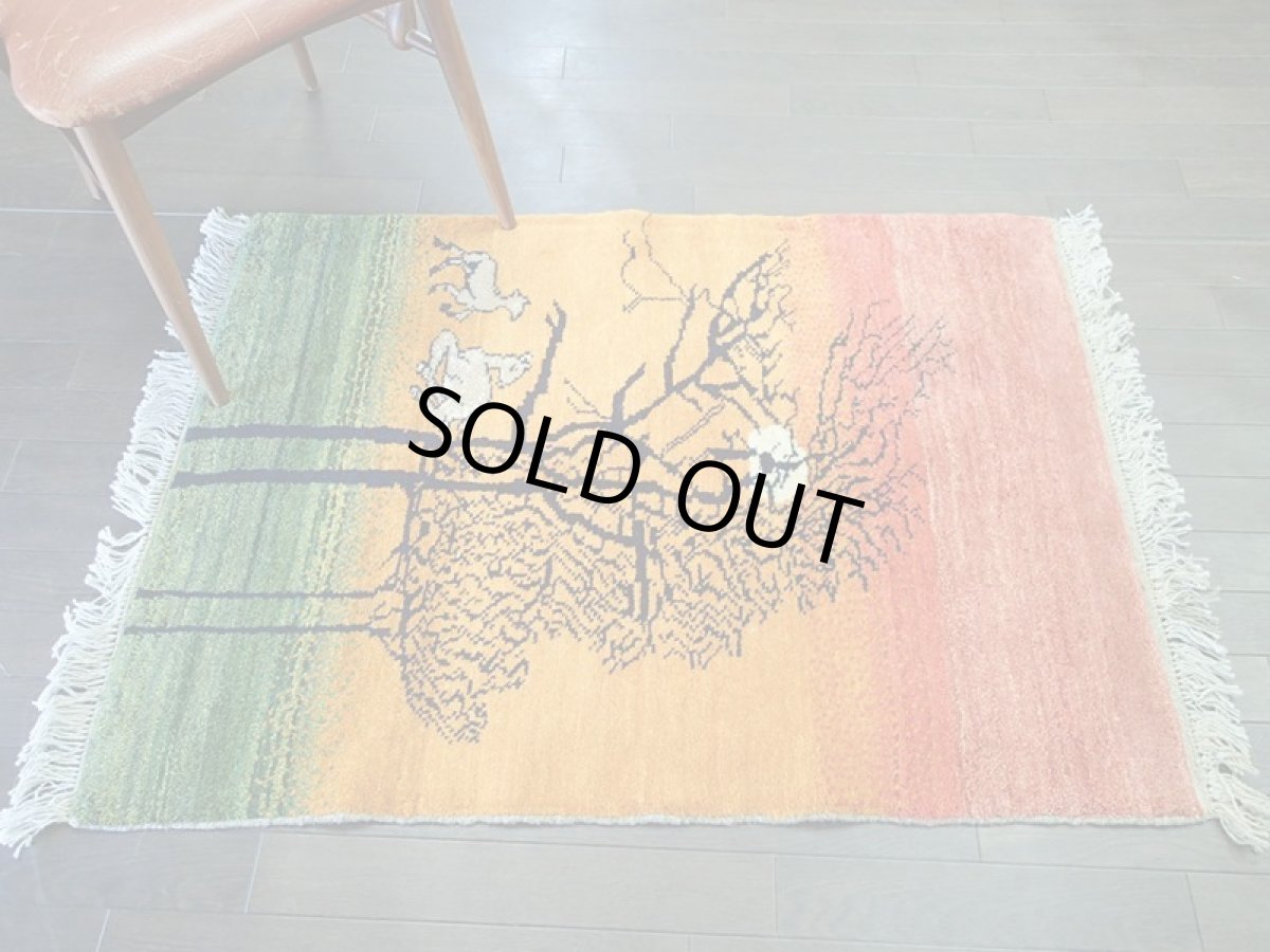 画像3: 新品 ペルシャ ギャッベ 1.2m アクセント サイズ 115 x 84 cm n216 ハンドメイド ギャベ 手織り トライバル ラグ 天然 ウール 敷物 マット カーペット 赤 オレンジ 緑 カラフル ラスタカラー 木 動物 夕焼け 風景 (3)