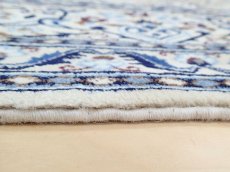 画像13: 美品 ペルシャ 絨毯 ナイン 9la 3.4m リビング ダイニング 大判 サイズ 340 x 245 cm n237 ウール シルク 手織り ラグ ハンドメイド カーペット 敷物 クラシック スタイル クリーム アイボリー 生成り 白 青 ヴィンテージ (13)