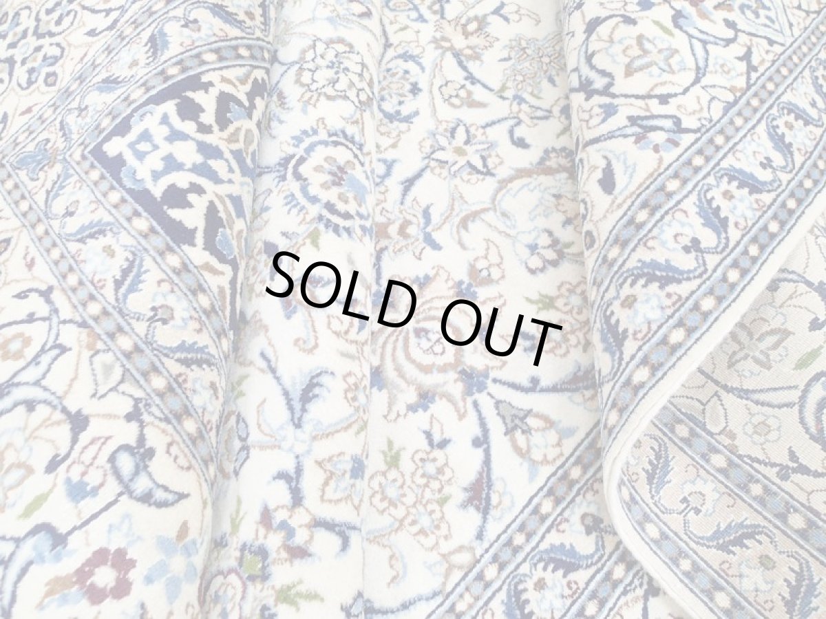画像15: 美品 ペルシャ 絨毯 ナイン 9la 3.4m リビング ダイニング 大判 サイズ 340 x 245 cm n237 ウール シルク 手織り ラグ ハンドメイド カーペット 敷物 クラシック スタイル クリーム アイボリー 生成り 白 青 ヴィンテージ (15)