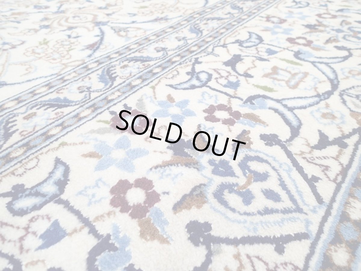 画像12: 美品 ペルシャ 絨毯 ナイン 9la 3.4m リビング ダイニング 大判 サイズ 340 x 245 cm n237 ウール シルク 手織り ラグ ハンドメイド カーペット 敷物 クラシック スタイル クリーム アイボリー 生成り 白 青 ヴィンテージ (12)