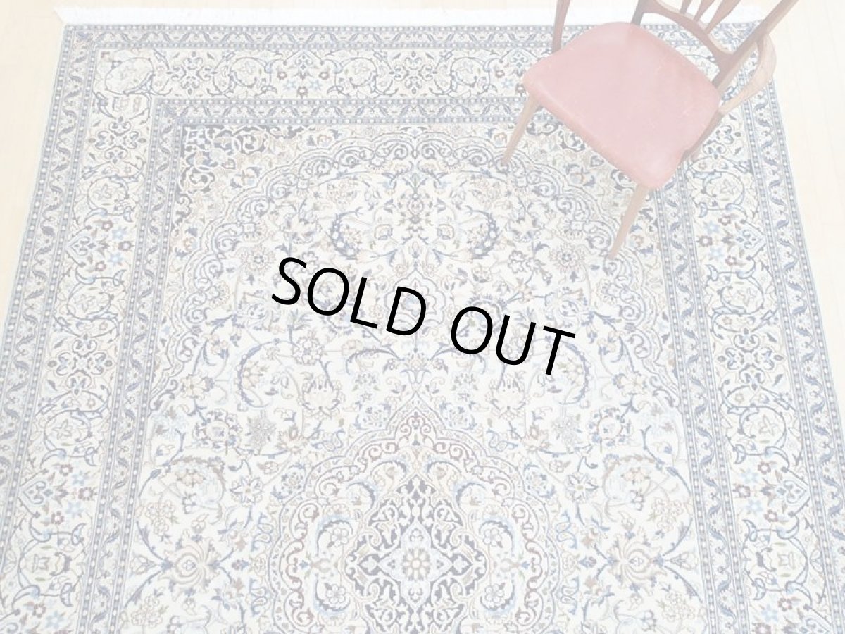 画像8: 美品 ペルシャ 絨毯 ナイン 9la 3.4m リビング ダイニング 大判 サイズ 340 x 245 cm n237 ウール シルク 手織り ラグ ハンドメイド カーペット 敷物 クラシック スタイル クリーム アイボリー 生成り 白 青 ヴィンテージ (8)
