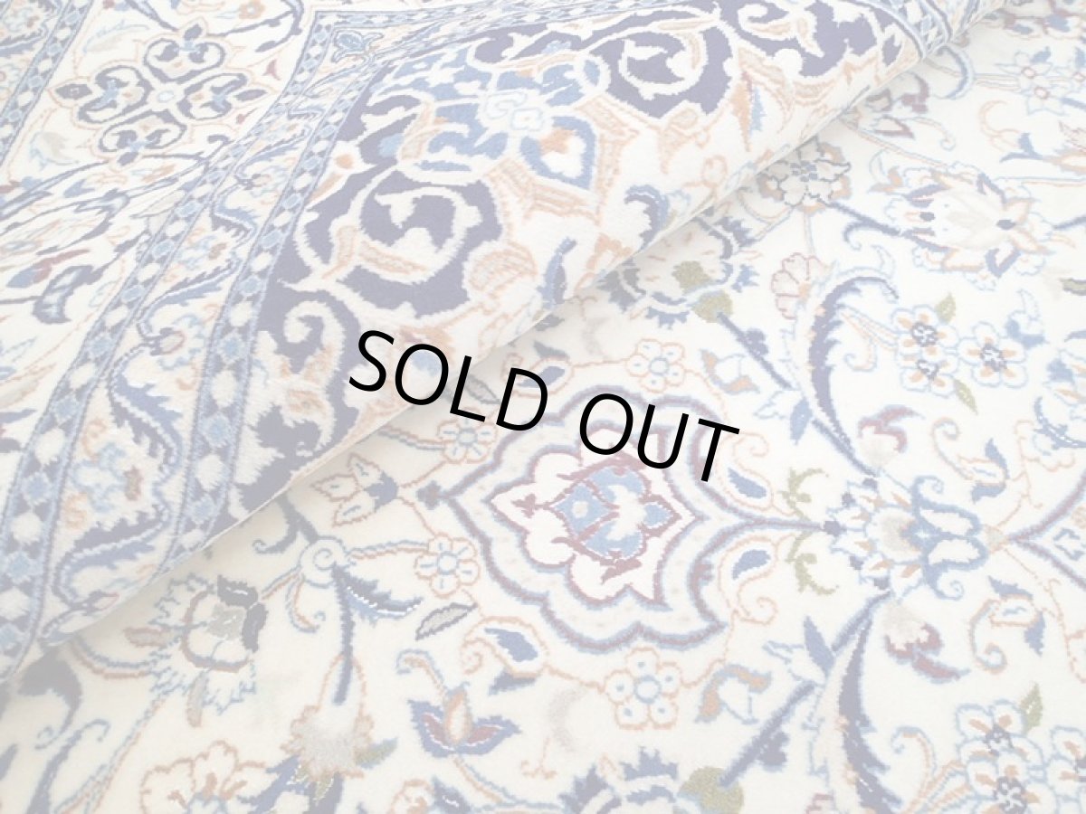 画像15: 美品 ペルシャ 絨毯 ナイン 9la 3.6m リビング ダイニング 大判 サイズ 357 x 245 cm n226 コルク ウール シルク 手織り ラグ ハンドメイド カーペット 敷物 クラシック スタイル クリーム アイボリー 生成り 白 青 ヴィンテージ (15)
