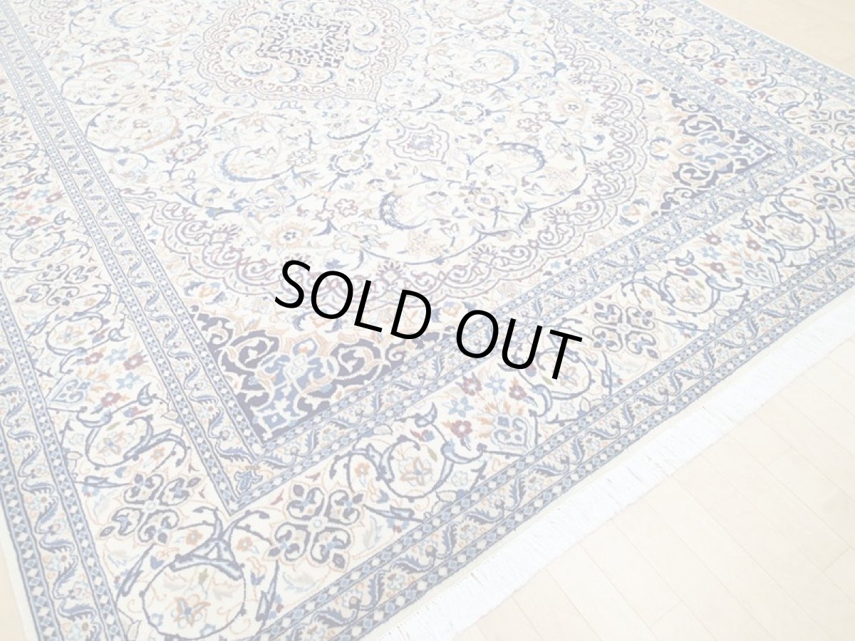 画像8: 美品 ペルシャ 絨毯 ナイン 9la 3.6m リビング ダイニング 大判 サイズ 357 x 245 cm n226 コルク ウール シルク 手織り ラグ ハンドメイド カーペット 敷物 クラシック スタイル クリーム アイボリー 生成り 白 青 ヴィンテージ (8)