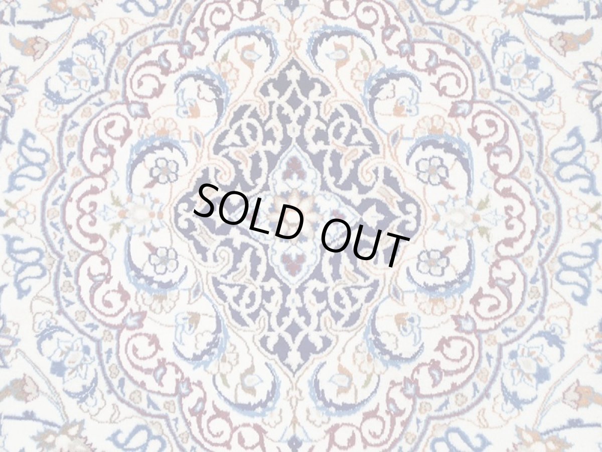 画像10: 美品 ペルシャ 絨毯 ナイン 9la 3.6m リビング ダイニング 大判 サイズ 357 x 245 cm n226 コルク ウール シルク 手織り ラグ ハンドメイド カーペット 敷物 クラシック スタイル クリーム アイボリー 生成り 白 青 ヴィンテージ (10)