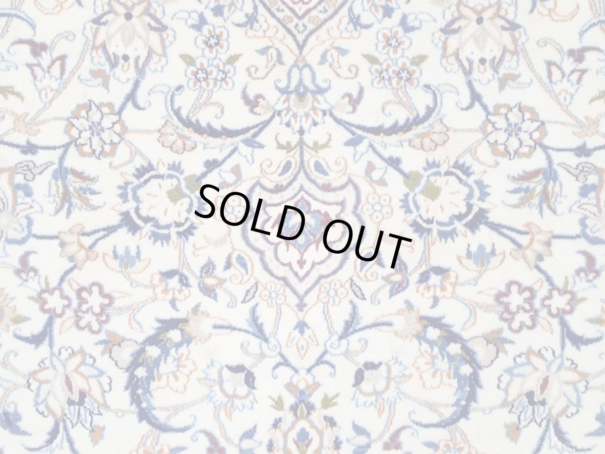 画像11: 美品 ペルシャ 絨毯 ナイン 9la 3.6m リビング ダイニング 大判 サイズ 357 x 245 cm n226 コルク ウール シルク 手織り ラグ ハンドメイド カーペット 敷物 クラシック スタイル クリーム アイボリー 生成り 白 青 ヴィンテージ (11)