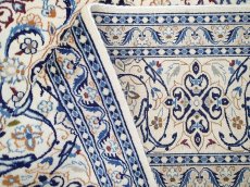 画像13: 美品 ペルシャ 絨毯 ナイン 9la 3.6m リビング ダイニング 大判 サイズ 357 x 245 cm n226 コルク ウール シルク 手織り ラグ ハンドメイド カーペット 敷物 クラシック スタイル クリーム アイボリー 生成り 白 青 ヴィンテージ (13)