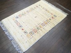 画像4: 新品 ペルシャ ギャッベ 1.3m アクセント サイズ 125 x 88 cm n209 ハンドメイド ギャベ 手織り トライバル ラグ 天然 ウール 敷物 マット カーペット クリーム 生成り マルチカラー 動物 (4)