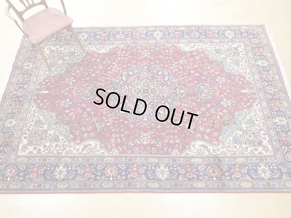 画像4: オールド ペルシャ 絨毯 タブリーズ 3m リビング ダイニング 大判 サイズ  305 x 202cm P104 手織り トライバル ラグ 天然 ウール 敷物 マット カーペット 紺 赤 メダリオン 草木 花 柄 ヴィンテージ ビンテージ OLD (4)