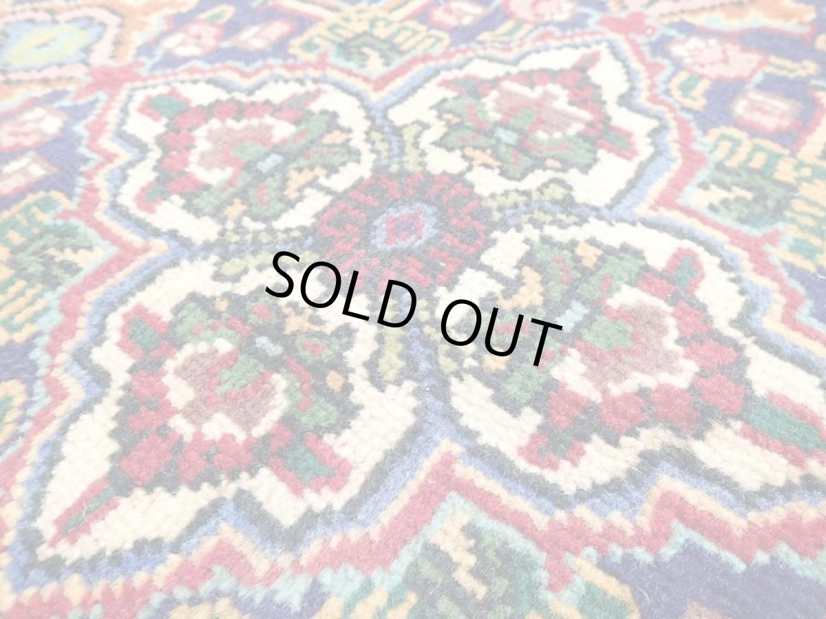 画像11: オールド ペルシャ 絨毯 タブリーズ 3m リビング ダイニング 大判 サイズ  305 x 202cm P104 手織り トライバル ラグ 天然 ウール 敷物 マット カーペット 紺 赤 メダリオン 草木 花 柄 ヴィンテージ ビンテージ OLD (11)