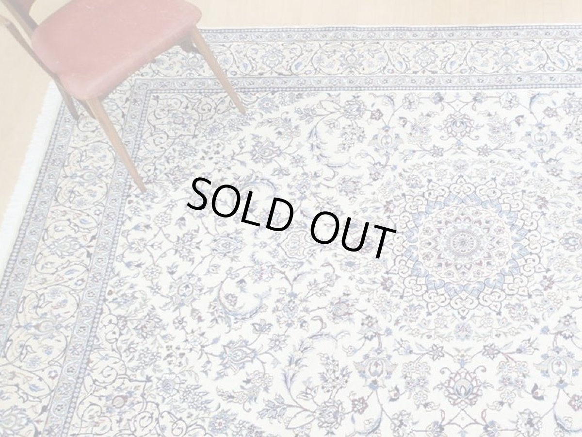 画像2: 美品 ペルシャ 絨毯 ナイン 9la 3m リビング ダイニング 大判 サイズ 300 x 202 cm n236 ウール 手織り ラグ ハンドメイド カーペット 敷物 クラシック スタイル クリーム アイボリー 生成り 白 青 (2)