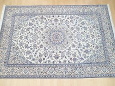 画像3: 美品 ペルシャ 絨毯 ナイン 9la 3m リビング ダイニング 大判 サイズ 300 x 202 cm n236 ウール 手織り ラグ ハンドメイド カーペット 敷物 クラシック スタイル クリーム アイボリー 生成り 白 青 (3)