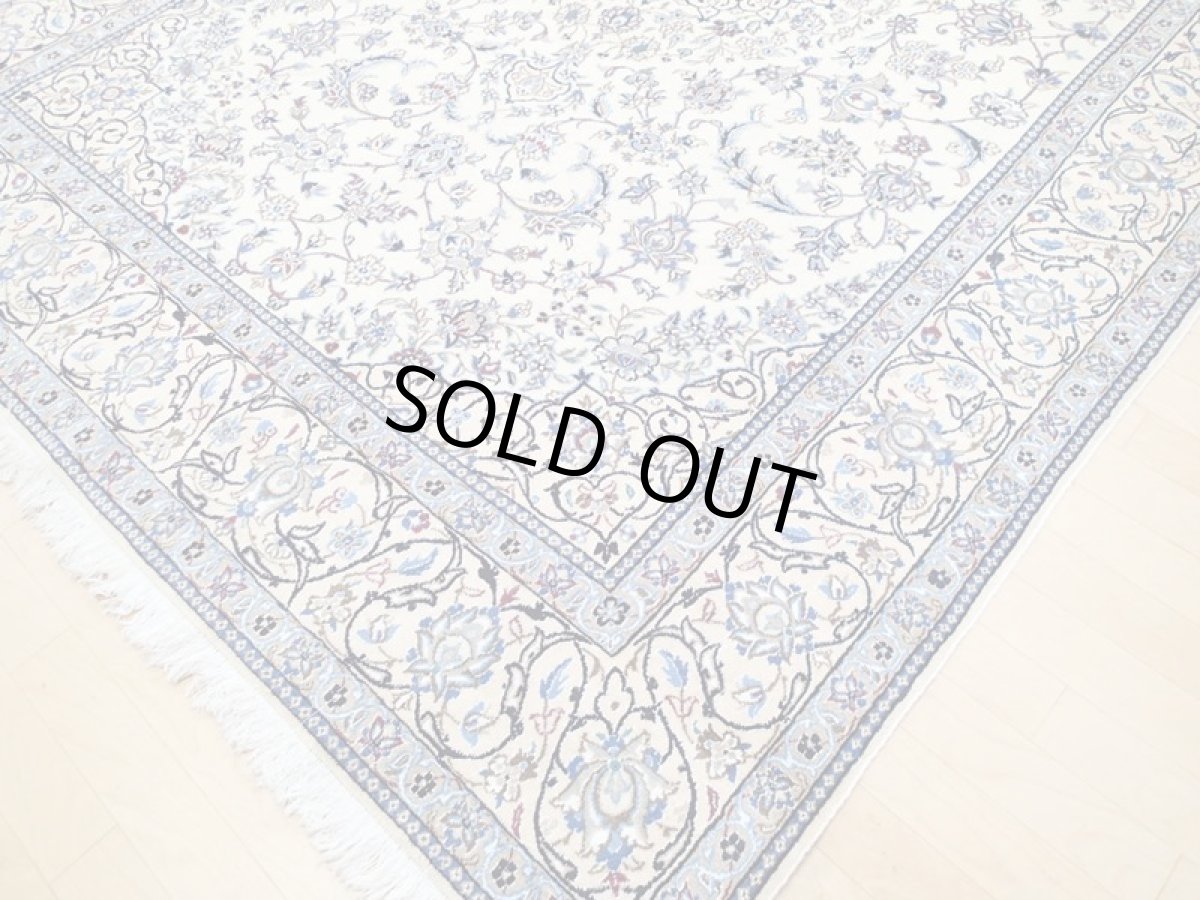 画像10: 美品 ペルシャ 絨毯 ナイン 9la 3m リビング ダイニング 大判 サイズ 300 x 202 cm n236 ウール 手織り ラグ ハンドメイド カーペット 敷物 クラシック スタイル クリーム アイボリー 生成り 白 青 (10)