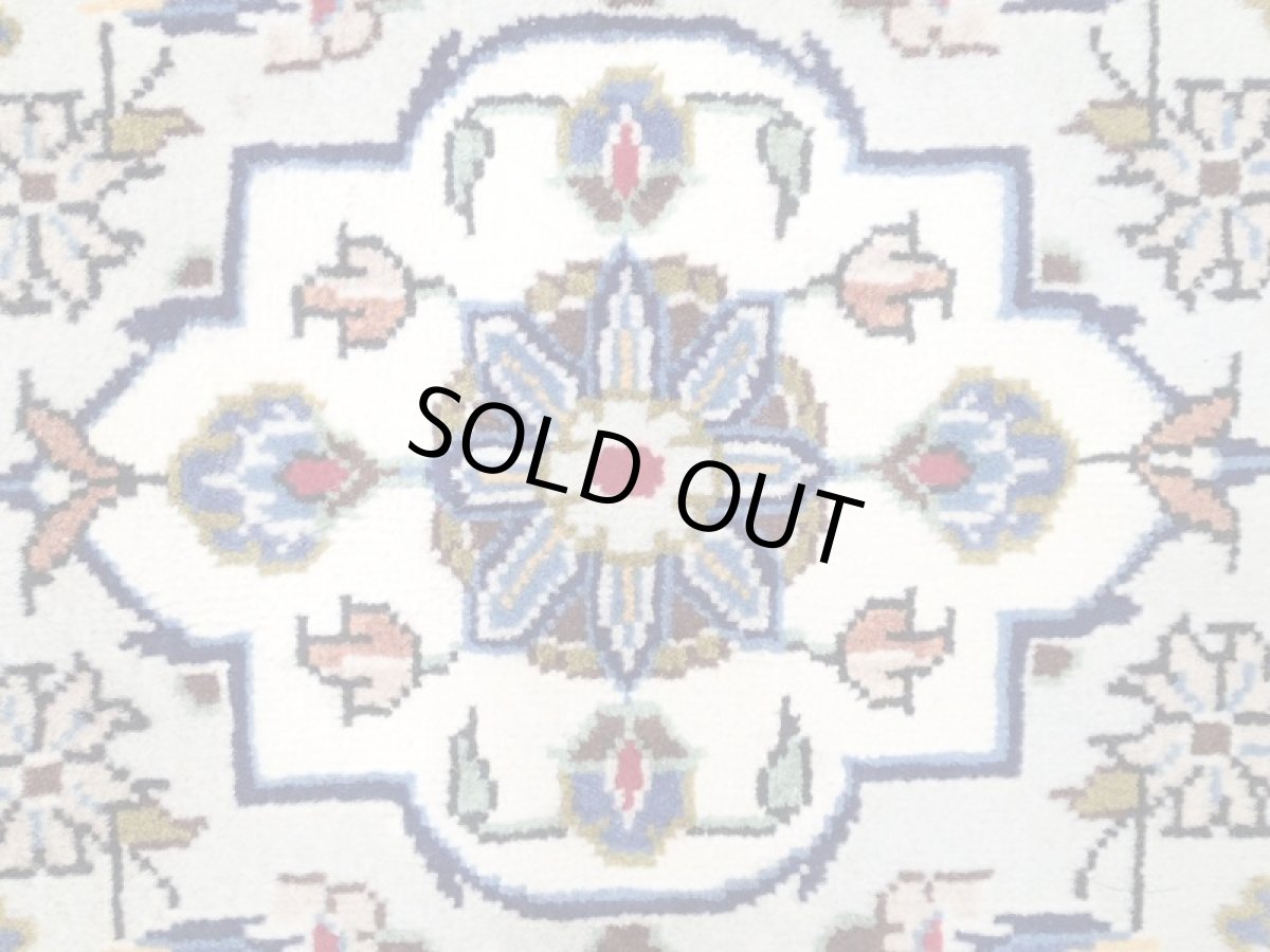 画像11: 美品 ペルシャ 絨毯 カシャーン 3m リビング ダイニング 大判 サイズ 305 x 200 cm n220 手織り トライバル ラグ 天然 ウール 敷物 マット カーペット 白 メダリオン 草木 花 柄 ヴィンテージ ビンテージ (11)