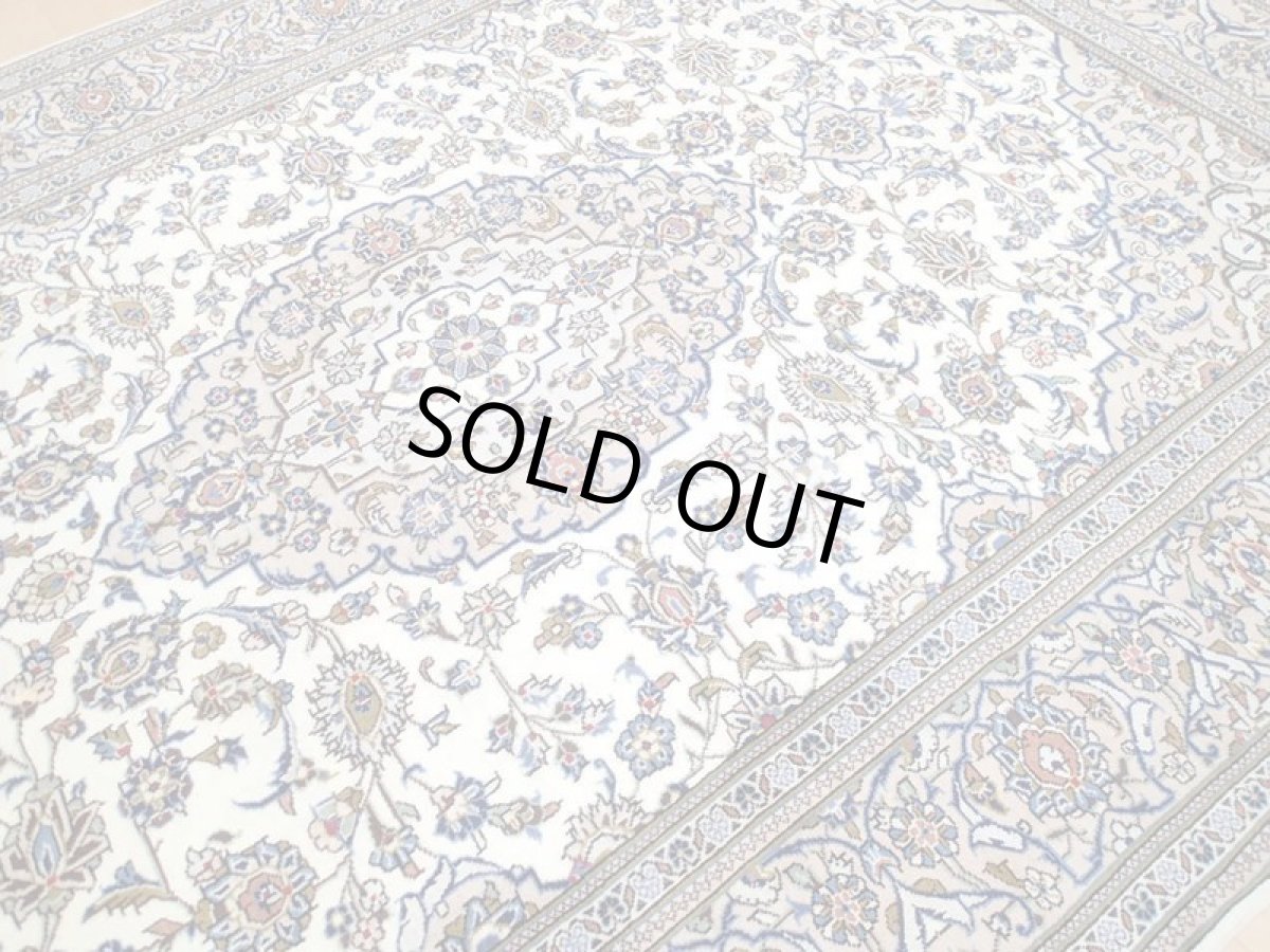 画像9: 美品 ペルシャ 絨毯 カシャーン 3m リビング ダイニング 大判 サイズ 305 x 200 cm n220 手織り トライバル ラグ 天然 ウール 敷物 マット カーペット 白 メダリオン 草木 花 柄 ヴィンテージ ビンテージ (9)