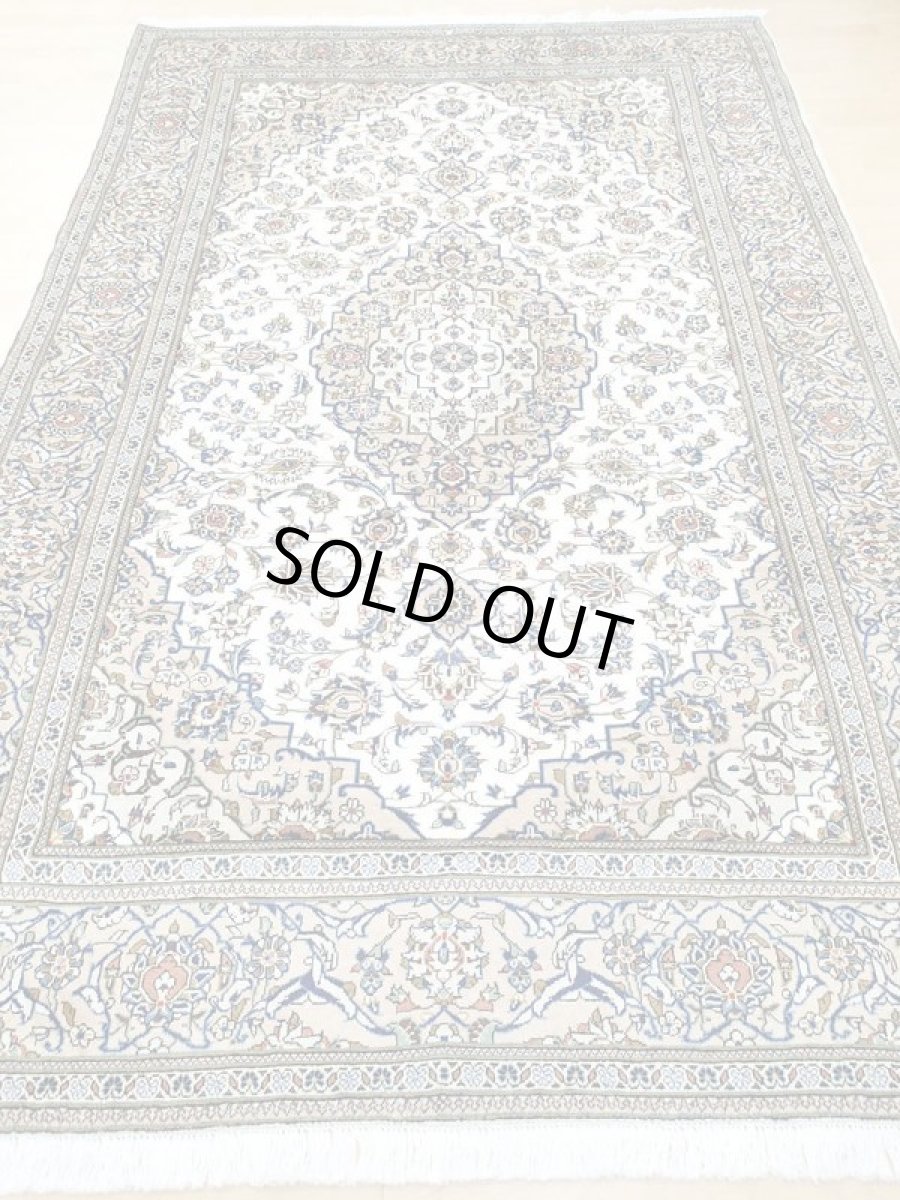 画像5: 美品 ペルシャ 絨毯 カシャーン 3m リビング ダイニング 大判 サイズ 305 x 200 cm n220 手織り トライバル ラグ 天然 ウール 敷物 マット カーペット 白 メダリオン 草木 花 柄 ヴィンテージ ビンテージ (5)