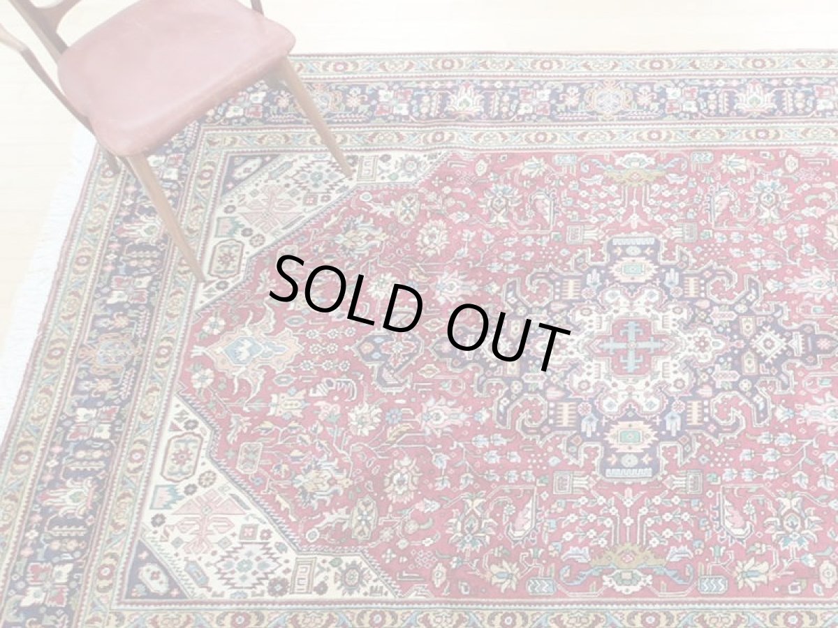 画像2: オールド ペルシャ 絨毯 タブリーズ 3m リビング ダイニング 大判 サイズ  297 x 195 cm P120 手織り トライバル ラグ 天然 ウール 敷物 マット カーペット 紺 赤 メダリオン 草木 花 柄 ヴィンテージ ビンテージ OLD (2)