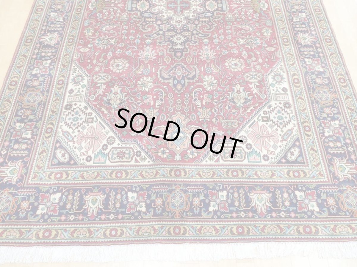 画像11: オールド ペルシャ 絨毯 タブリーズ 3m リビング ダイニング 大判 サイズ  297 x 195 cm P120 手織り トライバル ラグ 天然 ウール 敷物 マット カーペット 紺 赤 メダリオン 草木 花 柄 ヴィンテージ ビンテージ OLD (11)