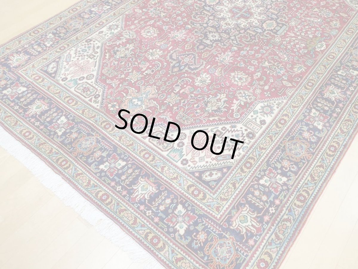 画像10: オールド ペルシャ 絨毯 タブリーズ 3m リビング ダイニング 大判 サイズ  297 x 195 cm P120 手織り トライバル ラグ 天然 ウール 敷物 マット カーペット 紺 赤 メダリオン 草木 花 柄 ヴィンテージ ビンテージ OLD (10)