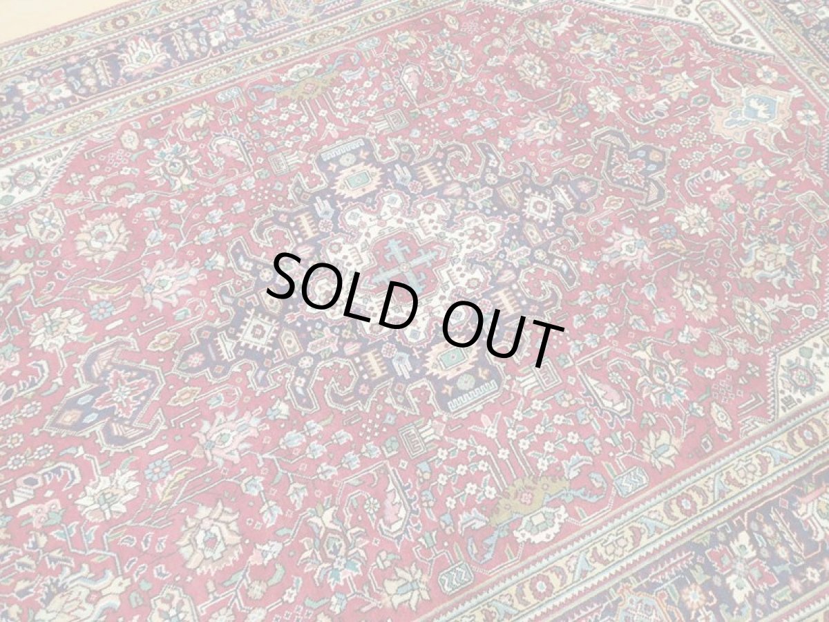 画像9: オールド ペルシャ 絨毯 タブリーズ 3m リビング ダイニング 大判 サイズ  297 x 195 cm P120 手織り トライバル ラグ 天然 ウール 敷物 マット カーペット 紺 赤 メダリオン 草木 花 柄 ヴィンテージ ビンテージ OLD (9)