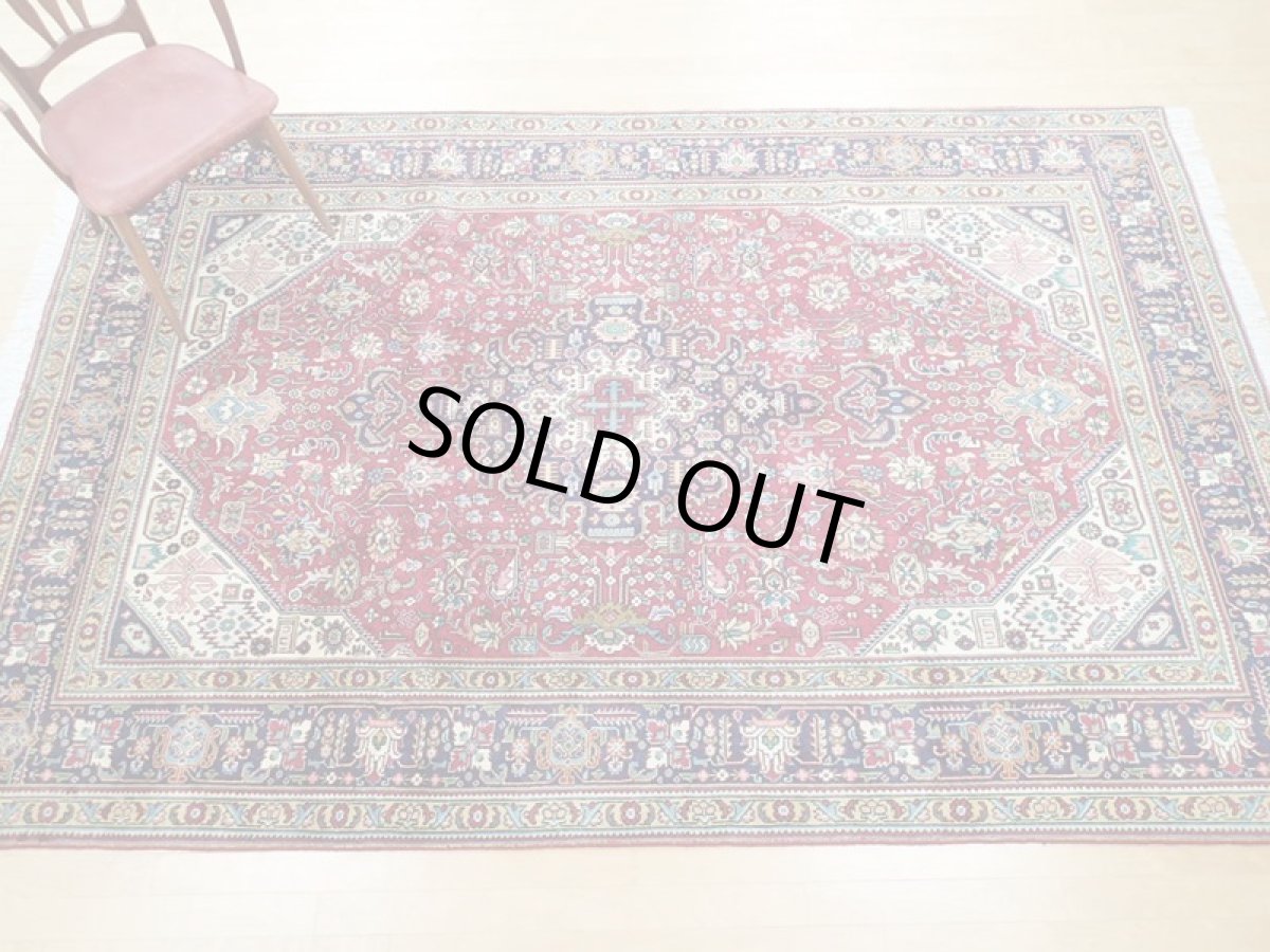 画像4: オールド ペルシャ 絨毯 タブリーズ 3m リビング ダイニング 大判 サイズ  297 x 195 cm P120 手織り トライバル ラグ 天然 ウール 敷物 マット カーペット 紺 赤 メダリオン 草木 花 柄 ヴィンテージ ビンテージ OLD (4)