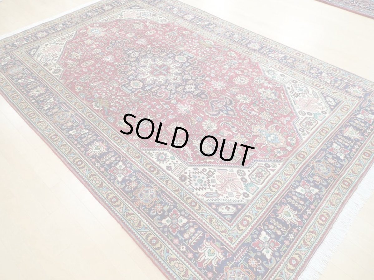 画像6: オールド ペルシャ 絨毯 タブリーズ 3m リビング ダイニング 大判 サイズ  297 x 195 cm P120 手織り トライバル ラグ 天然 ウール 敷物 マット カーペット 紺 赤 メダリオン 草木 花 柄 ヴィンテージ ビンテージ OLD (6)