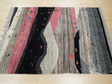 画像3: 新品 ペルシャ ギャッベ 2m リビング ダイニング サイズ 202 x 152 cm n202 ハンドメイド ギャベ 手織り トライバル ラグ 天然 ウール 敷物 マット カーペット クリーム ピンク マルチカラー 風景 (3)