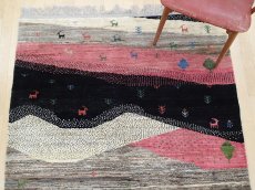 画像8: 新品 ペルシャ ギャッベ 2m リビング ダイニング サイズ 202 x 152 cm n202 ハンドメイド ギャベ 手織り トライバル ラグ 天然 ウール 敷物 マット カーペット クリーム ピンク マルチカラー 風景 (8)