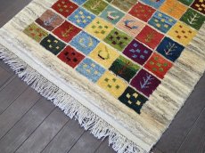 画像9: 新品 ペルシャ ギャッベ 1.2m アクセント サイズ 124 x 87 cm f210 ハンドメイド ギャベ 手織り トライバル ラグ 天然 ウール 敷物 マット カーペット クリーム カラフル マルチカラー 木 動物 パッチワーク柄 (9)