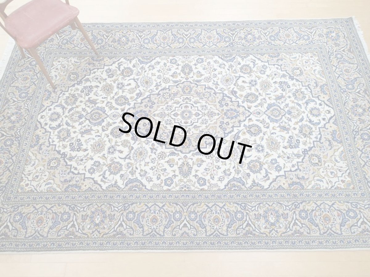 画像4: 美品 ペルシャ 絨毯 カシャーン 3m リビング ダイニング 大判 サイズ 303 x 195 cm n232 手織り トライバル ラグ 天然 ウール 敷物 マット カーペット クリーム 茶 青 黄 メダリオン 草木 花 柄 ヴィンテージ ビンテージ (4)