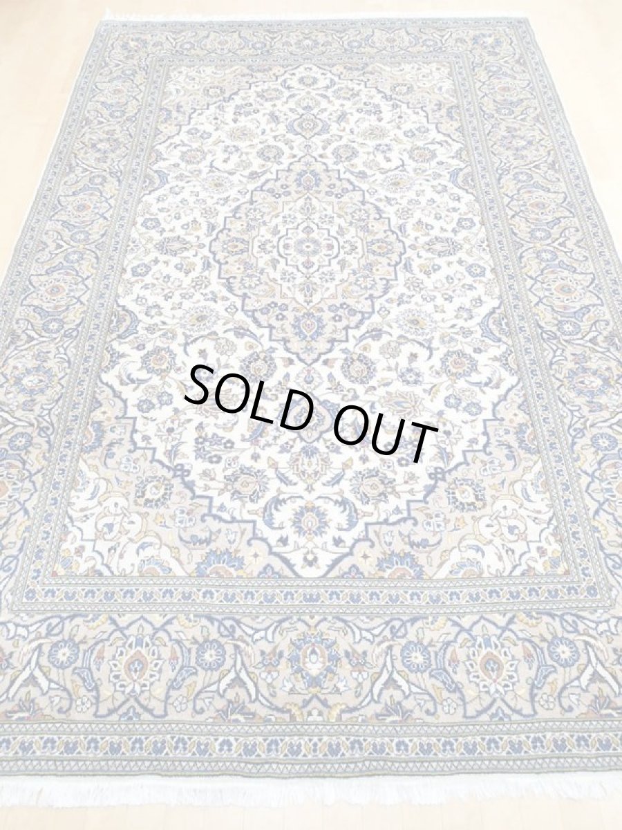 画像5: 美品 ペルシャ 絨毯 カシャーン 3m リビング ダイニング 大判 サイズ 303 x 195 cm n232 手織り トライバル ラグ 天然 ウール 敷物 マット カーペット クリーム 茶 青 黄 メダリオン 草木 花 柄 ヴィンテージ ビンテージ (5)