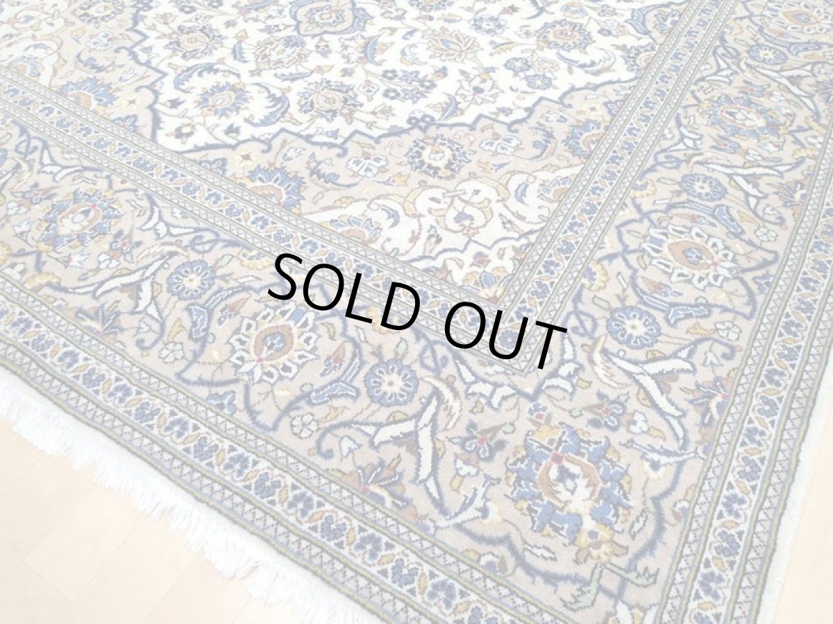 画像10: 美品 ペルシャ 絨毯 カシャーン 3m リビング ダイニング 大判 サイズ 303 x 195 cm n232 手織り トライバル ラグ 天然 ウール 敷物 マット カーペット クリーム 茶 青 黄 メダリオン 草木 花 柄 ヴィンテージ ビンテージ (10)