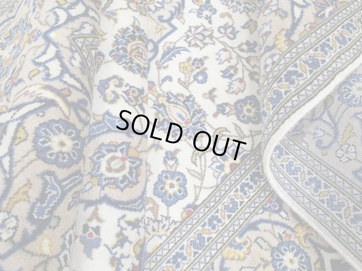 画像14: 美品 ペルシャ 絨毯 カシャーン 3m リビング ダイニング 大判 サイズ 303 x 195 cm n232 手織り トライバル ラグ 天然 ウール 敷物 マット カーペット クリーム 茶 青 黄 メダリオン 草木 花 柄 ヴィンテージ ビンテージ (14)