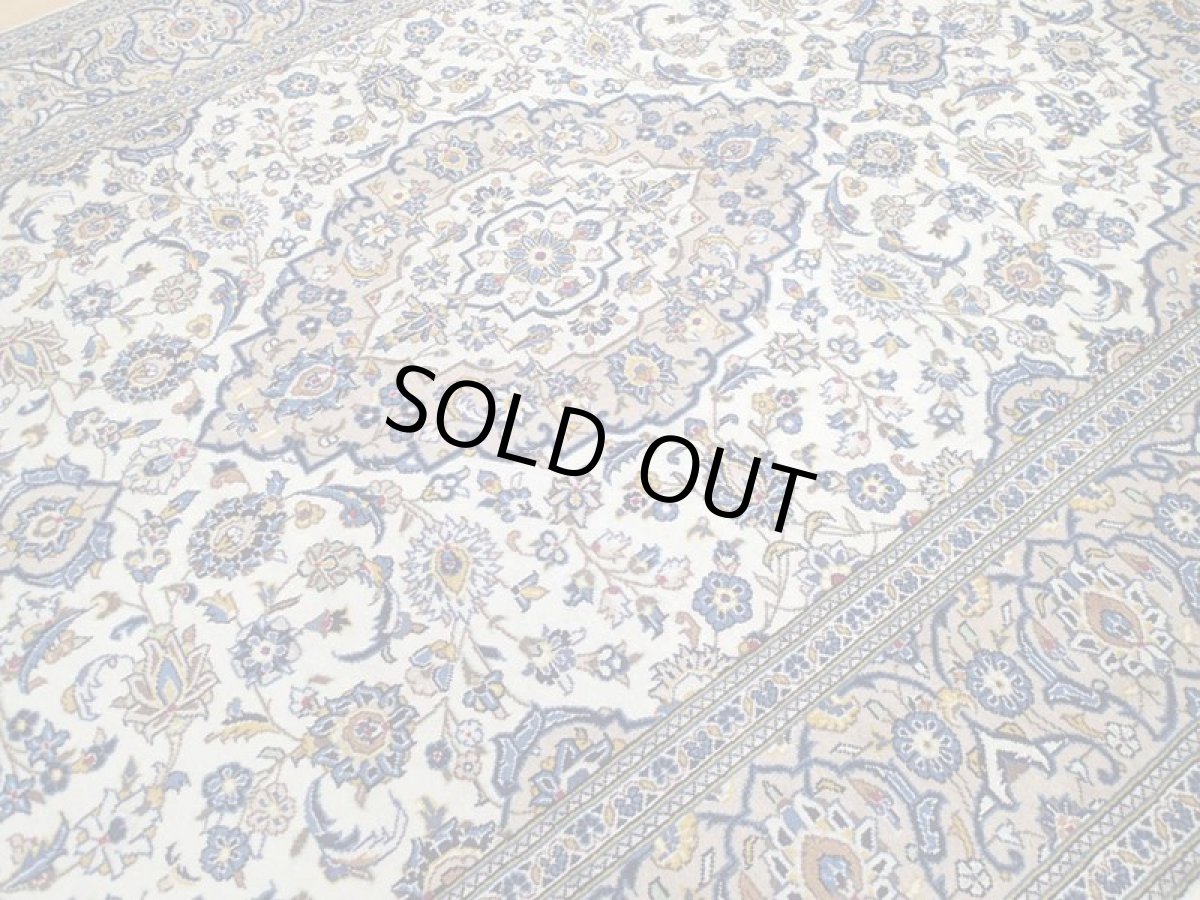 画像9: 美品 ペルシャ 絨毯 カシャーン 3m リビング ダイニング 大判 サイズ 303 x 195 cm n232 手織り トライバル ラグ 天然 ウール 敷物 マット カーペット クリーム 茶 青 黄 メダリオン 草木 花 柄 ヴィンテージ ビンテージ (9)