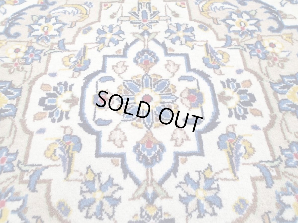 画像12: 美品 ペルシャ 絨毯 カシャーン 3m リビング ダイニング 大判 サイズ 303 x 195 cm n232 手織り トライバル ラグ 天然 ウール 敷物 マット カーペット クリーム 茶 青 黄 メダリオン 草木 花 柄 ヴィンテージ ビンテージ (12)