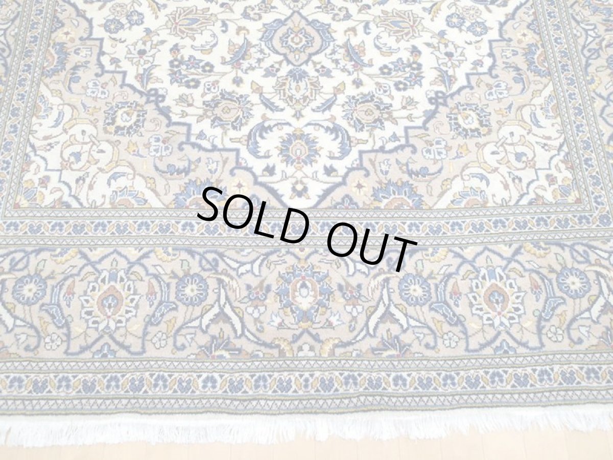 画像11: 美品 ペルシャ 絨毯 カシャーン 3m リビング ダイニング 大判 サイズ 303 x 195 cm n232 手織り トライバル ラグ 天然 ウール 敷物 マット カーペット クリーム 茶 青 黄 メダリオン 草木 花 柄 ヴィンテージ ビンテージ (11)