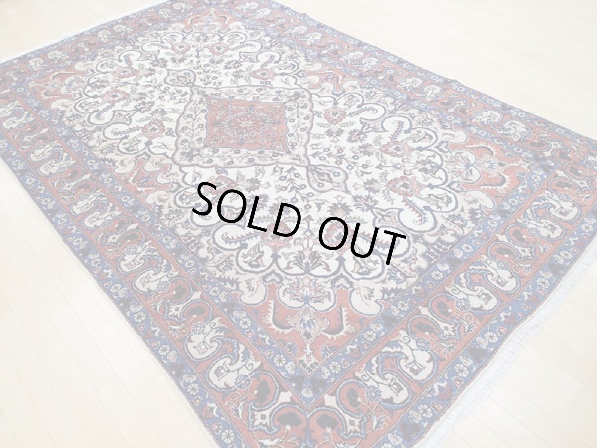 画像6: 美品 ペルシャ 絨毯 マシュハド 3m リビング ダイニング 大判 サイズ  295 x 190 cm 79 手織り トライバル ラグ 天然 ウール 敷物 マット カーペット クリーム オレンジ 青 メダリオン 草木 花 柄 ヴィンテージ ビンテージ OLD a-79-295190s005-056 (6)