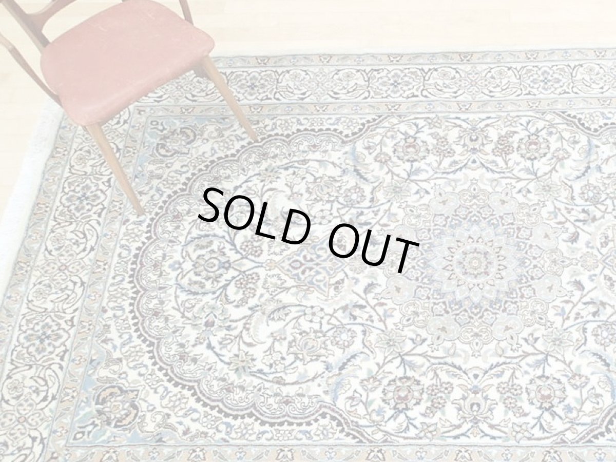 画像2: 美品 ペルシャ 絨毯 ナイン 9la 3m リビング ダイニング 大判 サイズ 300 x 192 cm n223 ウール 手織り ラグ ハンドメイド カーペット 敷物 クラシック スタイル クリーム アイボリー 生成り 白 青 ヴィンテージ (2)
