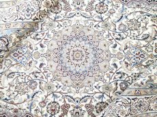 画像1: 美品 ペルシャ 絨毯 ナイン 9la 3m リビング ダイニング 大判 サイズ 300 x 192 cm n223 ウール 手織り ラグ ハンドメイド カーペット 敷物 クラシック スタイル クリーム アイボリー 生成り 白 青 ヴィンテージ (1)