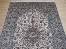 画像8: 美品 ペルシャ 絨毯 カシャーン 3m リビング ダイニング 大判 サイズ 300 x 200 cm 72 コルク ウール 手織り トライバル ラグ 天然 敷物 マット カーペット クリーム 茶 青 黄 メダリオン 草木 花 柄 ヴィンテージ ビンテージ 光の反射が美しい (8)