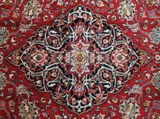 画像11: 美品 ペルシャ 絨毯 サルーク 3.5m リビング ダイニング 大判 サイズ 350 x 250 cm 67 ウール 手織り トライバル ラグ ハンドメイド マット カーペット 赤 ヴィンテージ  鮮やかで深みのある赤のコントラストが美しい (11)