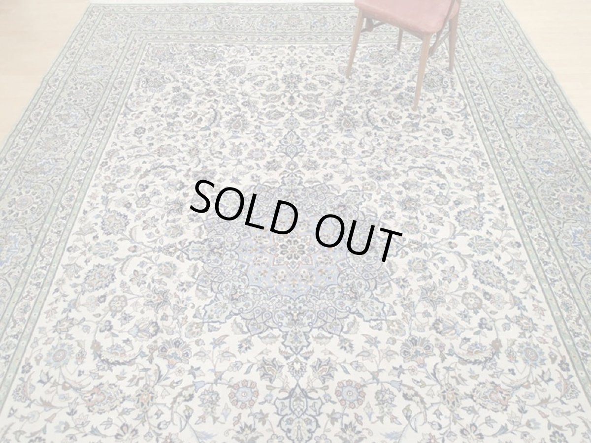 画像8: 美品 ペルシャ 絨毯 カシャーン 4m超 リビング ダイニング 大判 サイズ 425 x 295 cm 94 手織り トライバル ラグ 天然 ウール 敷物 マット カーペット 緑 白 クリーム 茶 メダリオン 草木 花 柄 ヴィンテージ ビンテージ 有名工房名入り (8)