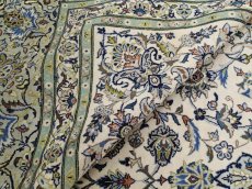 画像13: 美品 ペルシャ 絨毯 カシャーン 4m超 リビング ダイニング 大判 サイズ 425 x 295 cm 94 手織り トライバル ラグ 天然 ウール 敷物 マット カーペット 緑 白 クリーム 茶 メダリオン 草木 花 柄 ヴィンテージ ビンテージ 有名工房名入り (13)