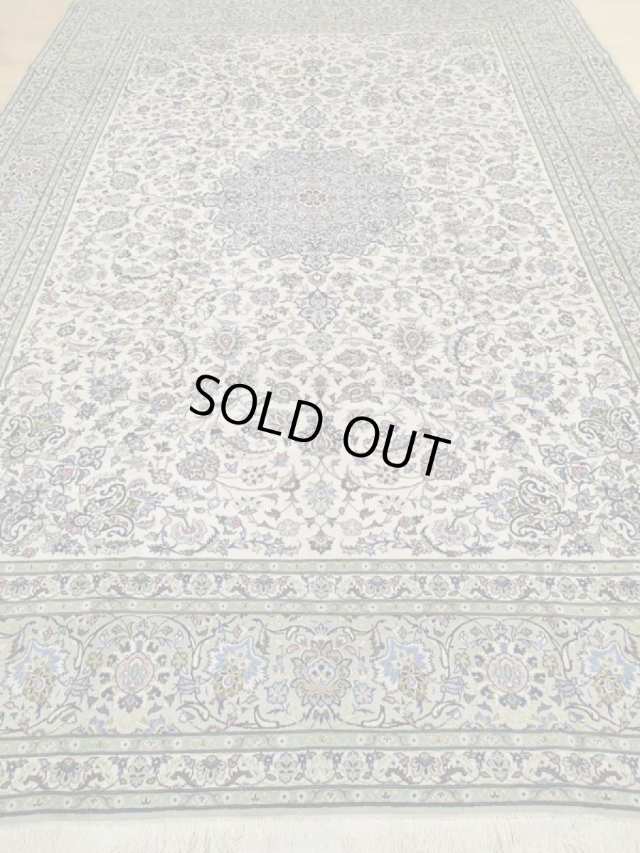 画像5: 美品 ペルシャ 絨毯 カシャーン 4m超 リビング ダイニング 大判 サイズ 425 x 295 cm 94 手織り トライバル ラグ 天然 ウール 敷物 マット カーペット 緑 白 クリーム 茶 メダリオン 草木 花 柄 ヴィンテージ ビンテージ 有名工房名入り (5)