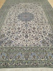 画像5: 美品 ペルシャ 絨毯 カシャーン 4m超 リビング ダイニング 大判 サイズ 425 x 295 cm 94 手織り トライバル ラグ 天然 ウール 敷物 マット カーペット 緑 白 クリーム 茶 メダリオン 草木 花 柄 ヴィンテージ ビンテージ 有名工房名入り (5)
