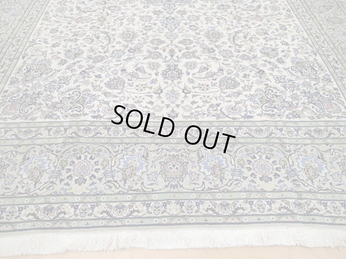 画像10: 美品 ペルシャ 絨毯 カシャーン 4m超 リビング ダイニング 大判 サイズ 425 x 295 cm 94 手織り トライバル ラグ 天然 ウール 敷物 マット カーペット 緑 白 クリーム 茶 メダリオン 草木 花 柄 ヴィンテージ ビンテージ 有名工房名入り (10)